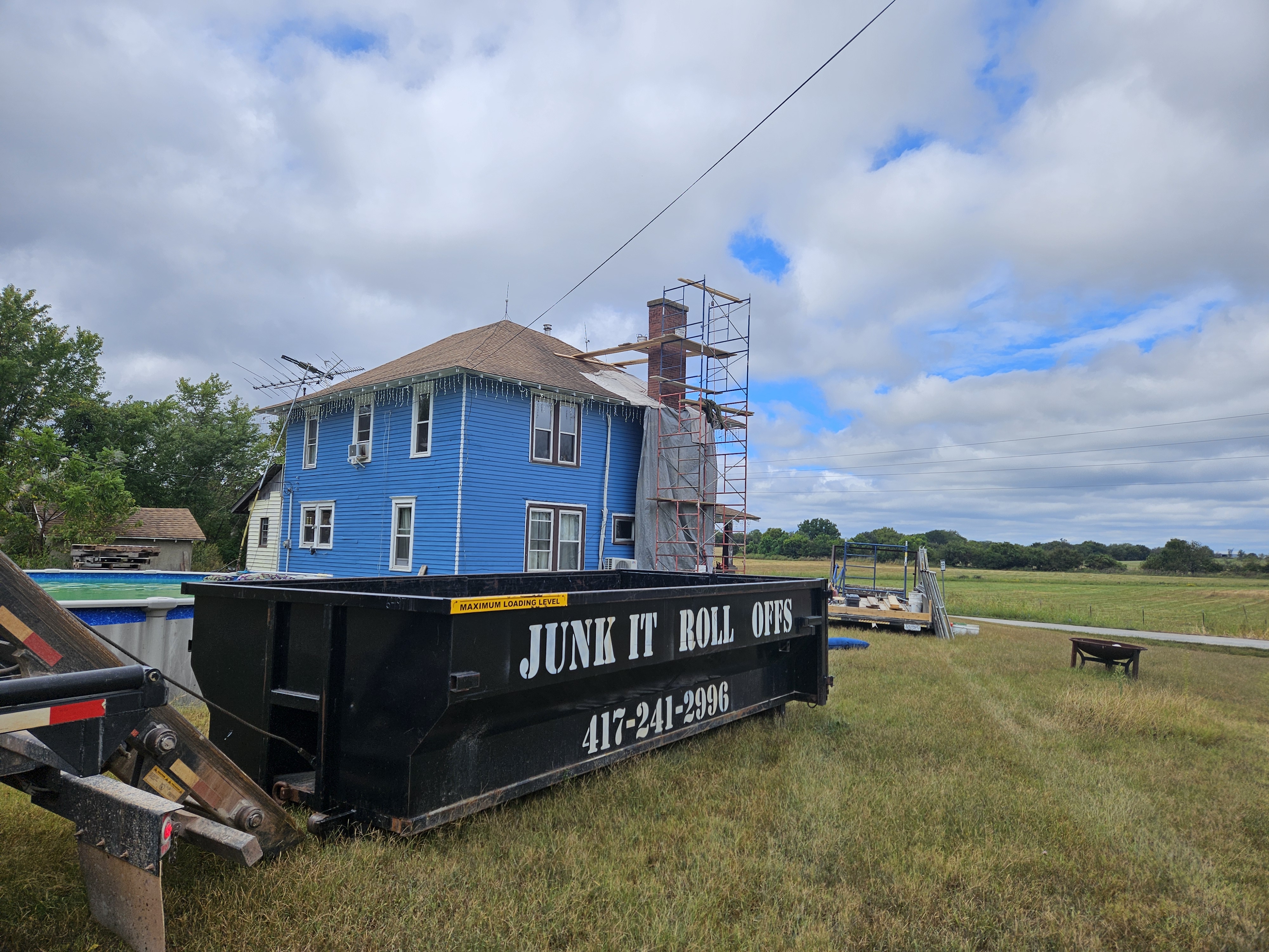 The Role of Roll-Off Dumpsters in Home Renovations